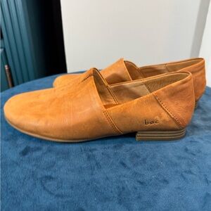 boc Women's Suree Leather slip on Loafers in a tan/cognac